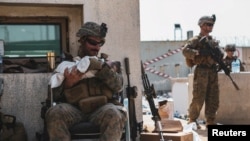 Të mëdhenj e të vegjël në rrugë jashtë Afganistanit