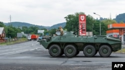 Техніка українських силовиків у селі Лавки поблизу Мукачевого, де триває спецоперація, 13 липня 2015 року
