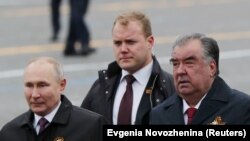 Владимир Путин ва Эмомалӣ Раҳмон дар гашти низомӣ бахшида ба Иди Ғалаба дар Майдони Сурх. Акс аз бойгонӣ.