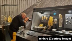 Piesele din tezaurul Muzeului Național de Istorie ar putea fi păstrate în următorii cinci ani într-un loc pus la dispoziție de armată. În fundal: coiful de la Coțofenești care a fost furat din Muzeul Drents (Olanda) pe 25 ianuarie 2025.