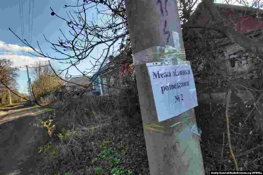 За умовами розведення, одна сторона вулиці у Катеринівці тепер, так би мовити, українська, інша &ndash; &laquo;сіра&raquo;. Селище раніше вже було у &laquo;сірій зоні&raquo; &ndash; з 2014-го по січень 2018-го, коли українська армія повернула його під свій контроль