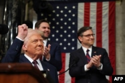 Спікер Палати представників США Майк Джонсон і віцепрезидент Джей Д. Венс аплодують під час виступу президента США Дональда Трампа у Конгресі. 4 березня 2025 року