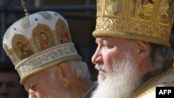 Митрополит Володимир (ліворуч) і Патріарх Російської православної церкви Кирило під час службу Божу з нагоди дня пам'яті князя Володимира в Києво-Печерській лаврі, 28 липня 2009 року