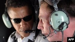 باراک اوباما به همراه دیوید پترایوس بر فراز بغداد.(عکس از AFP)