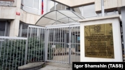 U maju je Vlada Češke povukla naredbe iz 1970-ih i 1980-ih koje su Rusiji davale besplatno korištenje desetina zemljišnih parcela.