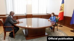 Președinta Maia Sandu și amabasadorul Dereck J. Hogan.