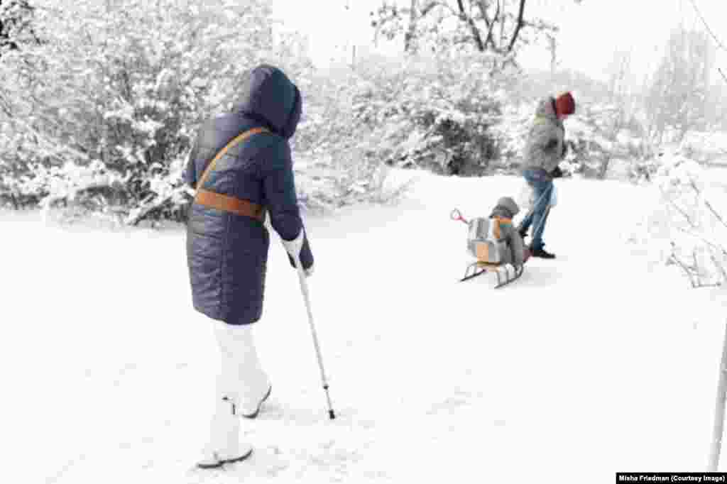 Алла отримала свою щоденну дозу метадону, в рамках програми-підтримки наркозалежних, і йде до свого помешкання. Підтримувані Росією бойовики зайняли жорстку позицію щодо наркозалежних, чим унеможливили проведення подібної програми на підконтрольних їм територіях&nbsp;