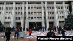 Протестиращи пред сграгата на парламента