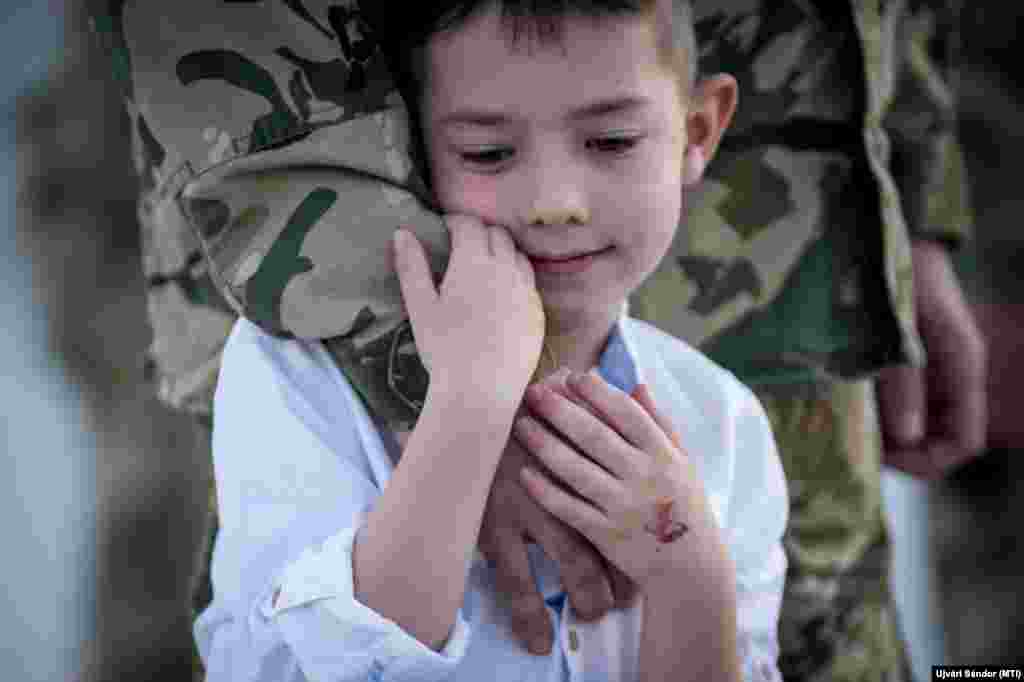 A képen Virág Kolos bújik édesapja, az Afganisztánból hazatért Virág Zoltán ezredes karjai közé.