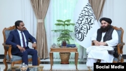  امیرخان متقی سرپرست وزارت خارجه طالبان با آنند پرکاش، نماینده ویژه وزارت خارجه هند و رئیس عمومی بخش افغانستان، ایران و پاکستان