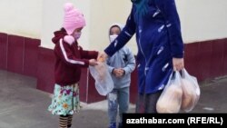 Семья возвращается из магазина. Ашхабад (иллюстративное фото)  