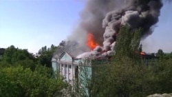 Горящий дом культуры в Донецке