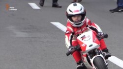 Трирічний українець-байкер Тимур затято ганяє Хрещатиком (відео)