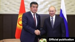 Сооронбай Жээнбеков и Владимир Путин. Архивное фото.