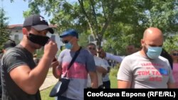 Стопкадър от видеото, което показва маскираните момчета на конференцията на ГЕРБ