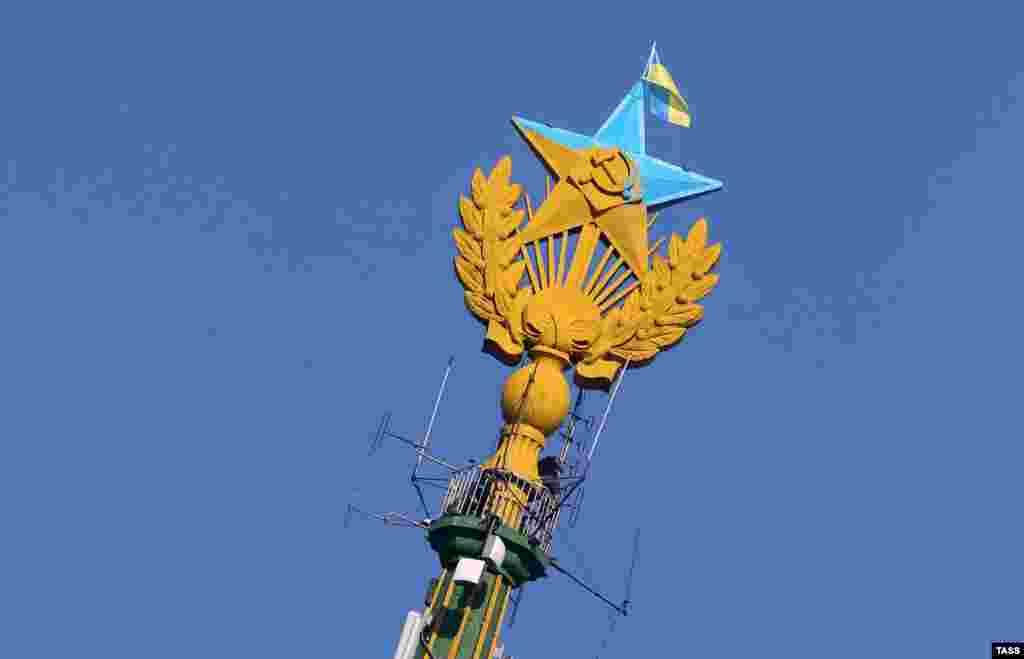 Steaua de pe clădirea construită în perioada stalinistă a fost vopsită în culorile drapelului ucrainean.