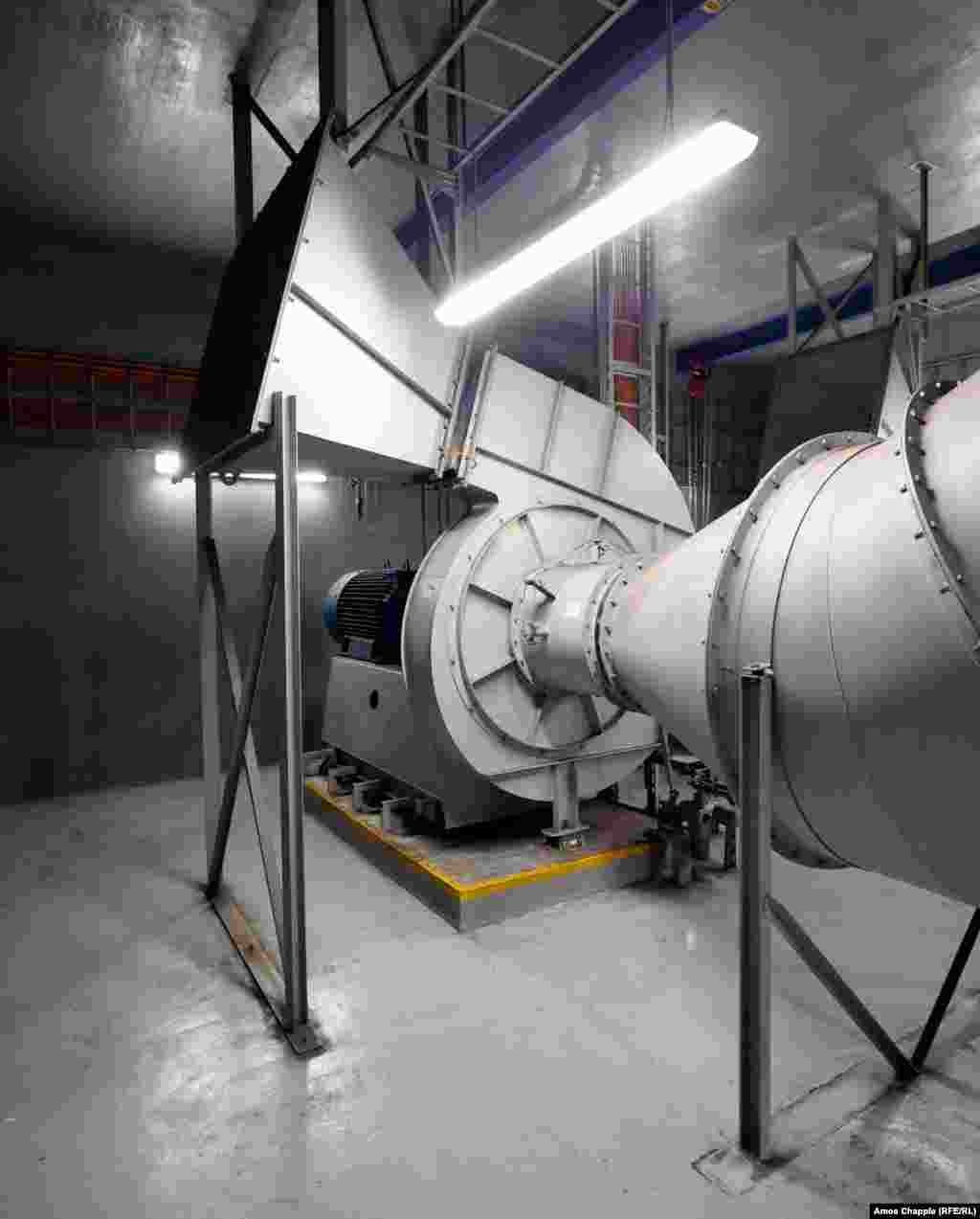 Një ventilator për ajrosje në një dhomë që punëtorët thonë se është shurdhues kur Sistemi është në funksion. Josef Filip, menaxher teknik i Sistemit Mbrojtës të Metrosë së Pragës, i tha Radios Evropa e Lirë se rrjeti i strehimoreve ishte sekret shtetëror nën regjimin komunist të mbështetur nga sovjetikët në Çekosllovaki. &ldquo;U ndërtua gjatë Luftës së Ftohtë dhe në atë kohë ishte nën kontrollin e ushtrisë&rdquo;, thotë ai.