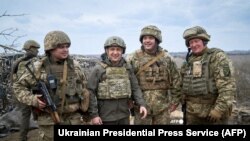 Украина. Президент Владимир Зеленский Мариуполь облусундагы Орусия колдогон жикчилдерге каршы күрөш жүргүзгөн украин фронтунун алдыңкы линиясында. 9-апрель. 2021-жыл. 