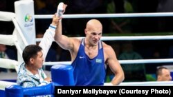 Қазақстан құрамасының бас бапкері Мырзағали Айтжанов Василий Левиттің қолын көтеріп тұр. 15 тамыз 2016 жыл.