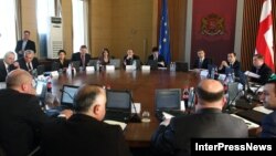 Возможно, слова премьера о разногласиях с министром могут оказаться "желтой" карточкой, а не "красной", и что глава коалиции просто предупреждает нерадивого политика