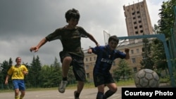 Многие школьники остаются на лето в городах. Они бегают на море, играют на соседних с домом спортплощадках