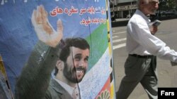 پوستر تبلیغاتی محمود احمدی‌نژاد در رقابت‌های انتخابات ریاست‌جمهوری سال ۱۳۸۴ که در آن آوردن پول نفت بر سر سفره‌های مردم، وعده داده شد