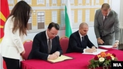 Ministar saobraćaja Severne Makedonije Aleksandar Nikoloski i njegov kolega iz Bugarske Grozdan Karadžov potpisuju sporazum za železnički tunel na Koridoru 8.