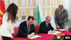 Николоски и Караџов го потпишаа Договорот за железничкиот тунел на Коридор 8.