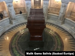 Napóleon sírja a Párizs 7. kerületében lévő Invalidusok házában.