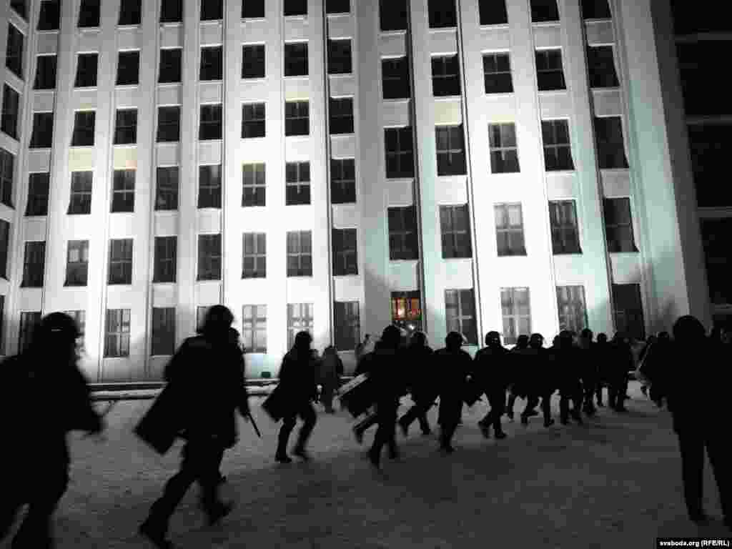 У Мінську в день виборів президента Білорусі відбулися сутички опозиції і правоохоронців
