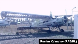 Старый самолет в аэропорту Казармана.
