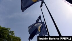 U Prištini zastave na pola koplja u znak žalosti zbog stradalih u nesreći u Hrvatskoj, 26. jul