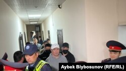 Тилекмат Куренов соттук отурумга алып келинген учур. Иллюстрациялык сүрөт. 21-апрель, 2025-жыл.