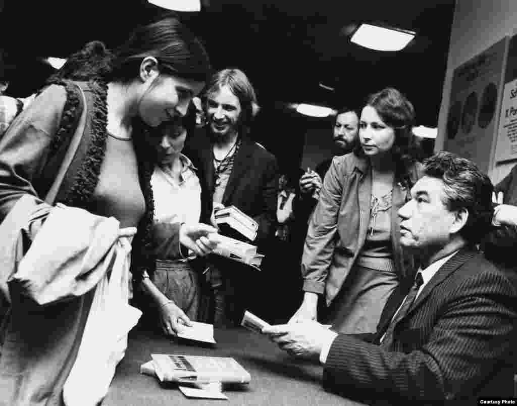 Чингиз Айтматов встречается с читателями. Ирмтрауд Гучке (вторая справа). Дворец Республики. Берлин, 1973 год. Фото из личного архива И. Гучке.