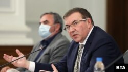 Министърът на здравеопазването Костадин Ангелов и държавния здравен инспектор Ангел Кунчев на брифинга, на който обявиха идеите за затягане на мерките