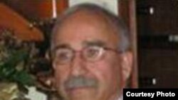 در وب سايت دانشگاه اروين، علی شاکری به عنوان «يک فعال سياسی ايرانی آمريکايی که خواهان دمکراسی در ايران و صلح درجهان است» معرفی شده است.