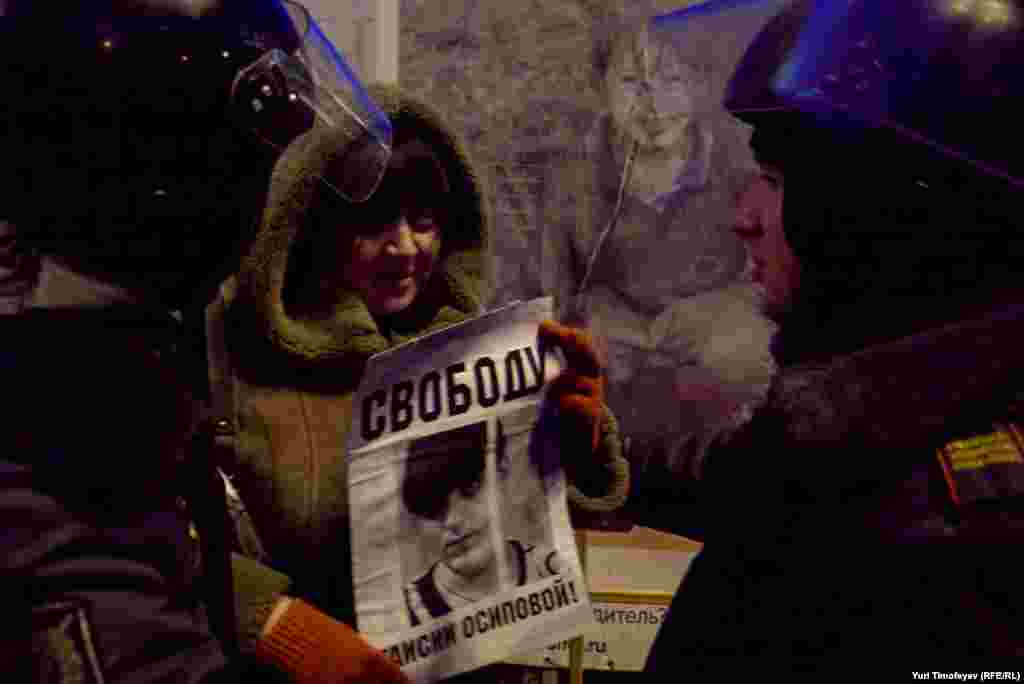 Шесть человек по очереди вставали в индивидуалные пикеты с плакатом &quot;Свободу Таисии Осиповой!&quot; все шестеро были задержаны в течении нескольких секунд.&nbsp;