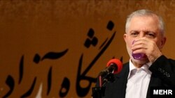 ریاست طولانی مدت عبدالله جاسبی بر دانشگاه آزاد اسلامی به یکی از چالش های اصلی هواداران محمود احمدی نژاد در سال های اخیر تبدیل شده است.