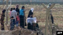 Сирийские беженцы на границе с Турцией, 8 ноября 2012 года.