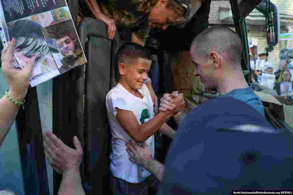 Максим міряється силою із своїм сином Кирилом.Хлопчик разом із мамою чекав тата з полону три роки і майже 4 місяці.Більшість визволених цивільних та військових мають проблеми зі здоров’ям та інвалідність, повідомляють в Координаційному штабі