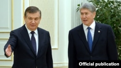 Алмазбек Атамбаев во время визита в Самарканд с президентом Узбекистана Шавкатом Мирзиеевым. 24 декабря 2016 года.