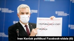 A szlovák külügyminiszter sajtótájékoztatón magyarázza, hogy a jogállamiság nem kulturális-etnikai kérdésekről vagy a migrációról szól