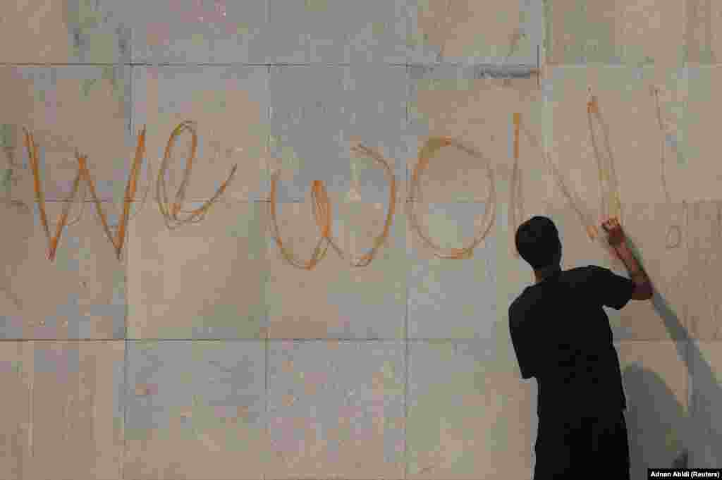 Демонстрант пише «Ми перемогли!» на будівлі парламенту під час комендантської години в Катманду, 9 вересня 2025 року.Під тиском протестувальників заборону популярних месенджерів у країні, запроваджену минулого тижня, скасували. Учасники ж заявили, що обурені не лише забороною соцмереж, а й корупцією у країні