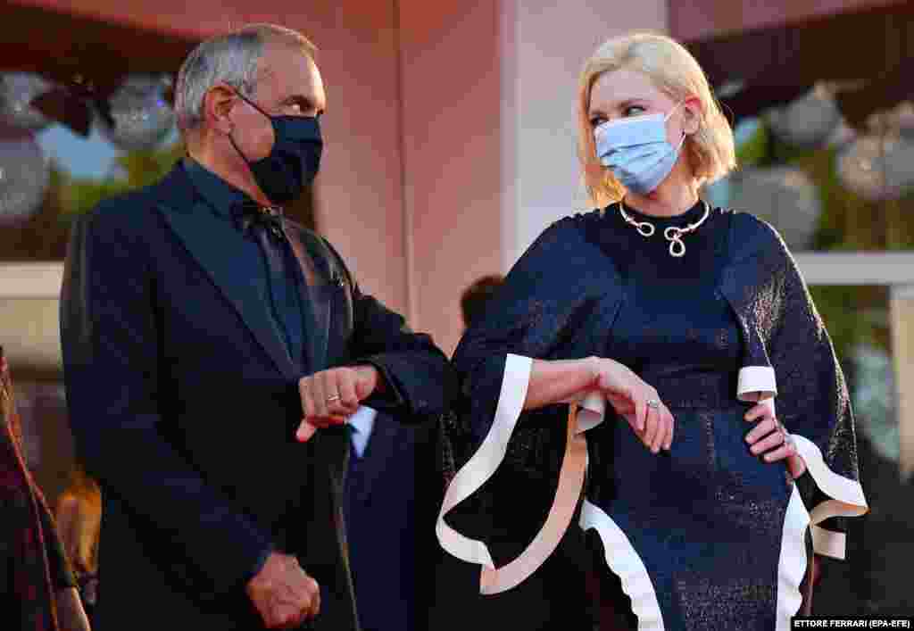 Drejtori i Festivalit Alberto Berbera (majtash) dhe drejtoresha e jurisë së këtij edicioni, aktorja Cate Blanchet gjatë arritjes në ceremoninë hapëse të festivalit.