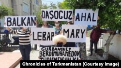 Туркменистанцы на Кипре протестуют против бездействия туркменского правительства в ликвидации последствий разрушительного урагана. 