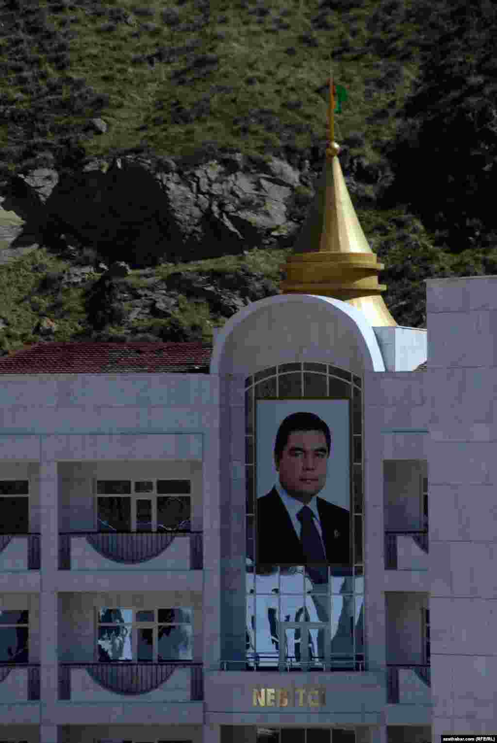 Центральное место на фасаде зданий занимают портреты президента Г.Бердымухамедова