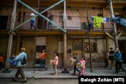 Önkéntesek ételosztása Budapesten 2020-ban