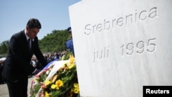 Zoran Milanović, tada na funkciji hrvatskog premijera, u posjetu Memorijalnom centru Srebrenica-Potočari (11. srpnja 2012.)