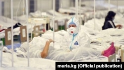 Бишкектеги күндүзгү стационарда бейтапты карап жаткан дарыгер. 