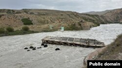 Дарыяга түшүп кеткен машине.